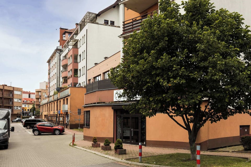 Apartament znajduje się przy osiedlu Bohaterów Września w Krakowie, w spokojnej i dobrze skomunikowanej części miasta. To wygodna lokalizacja zarówno dla osób przyjeżdżających turystycznie, jak i dla gości podróżujących służbowo.
