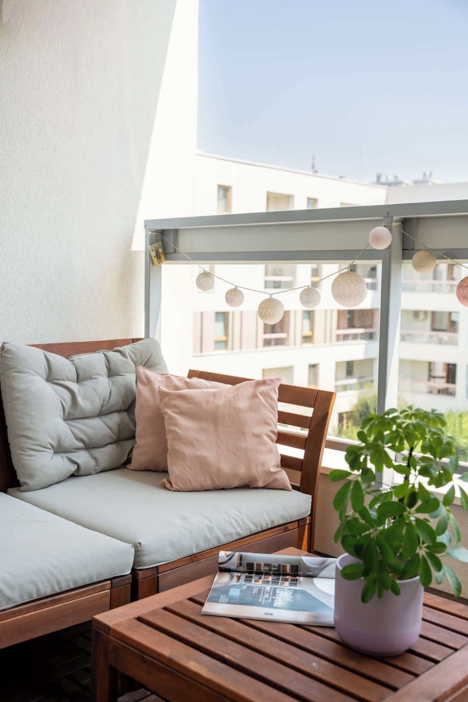 Duże przeszklenia zapewniają dostęp do naturalnego światła, a z salonu można wyjść bezpośrednio na balkon, który stanowi dodatkową przestrzeń do odpoczynku.
