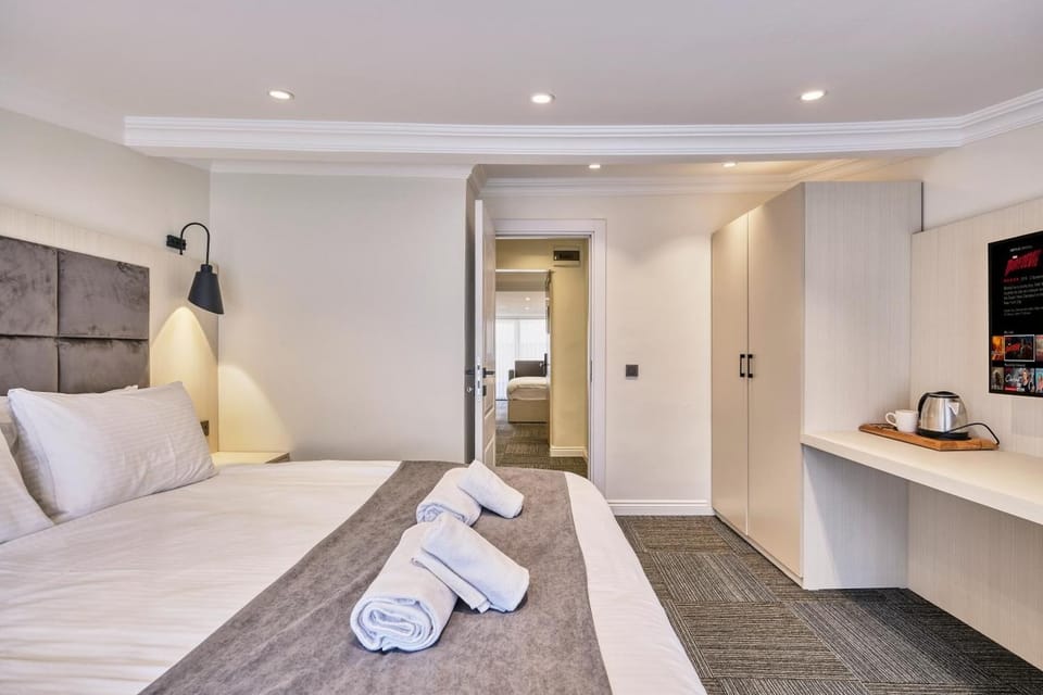 Family Suite, Non Smoking | Desk, iron/ironing board (on request), WiFi (free)