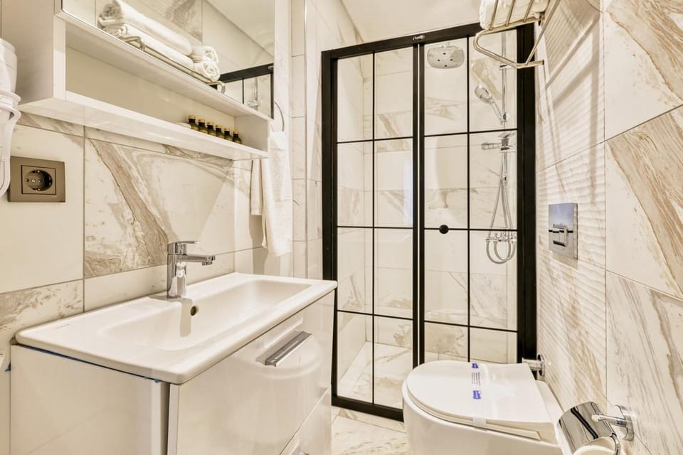 Family Suite, Non Smoking | Bathroom | Shower, slippers, towels, soap
