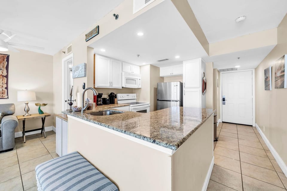 Condo, 1 Queen Bed with Sofa bed (Sunbird 411W) | Private kitchen