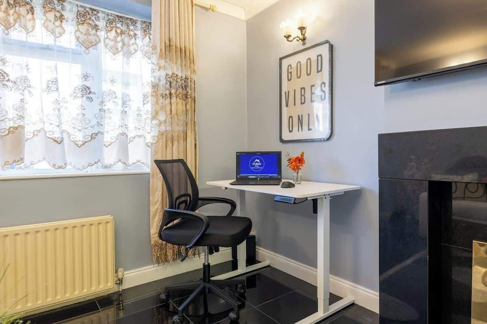 Dedicated work space with a comfortable desk and good lighting.
D3 Short Stay