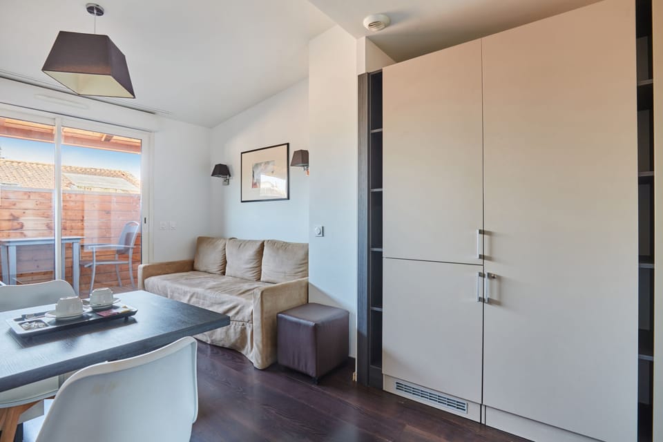 The compact kitchenette is neatly integrated into the studio, keeping the space functional without compromising comfort.
