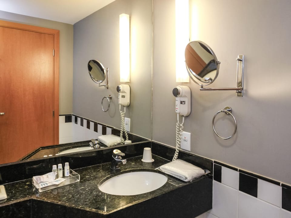 Privilege, Apartment, 1 King Bed | Minibar, desk, blackout drapes, soundproofing