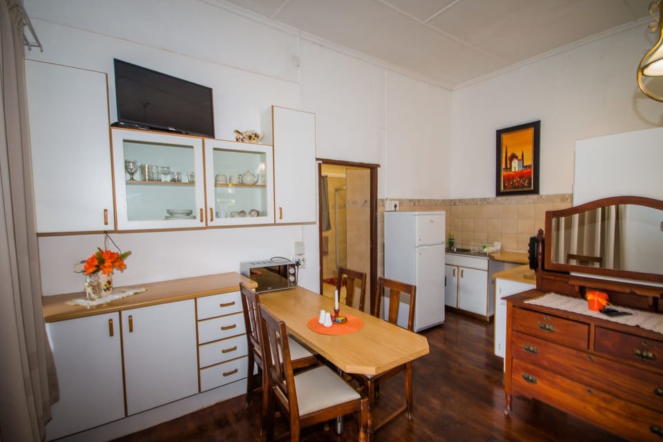 Family Room | Private kitchenette | Cookware/dishes/utensils