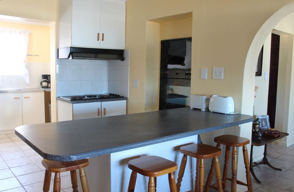 Standard Apartment, 2 Bedrooms, Ground Floor | Private kitchen | Fridge