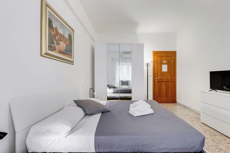 Iron/ironing board, WiFi (free)