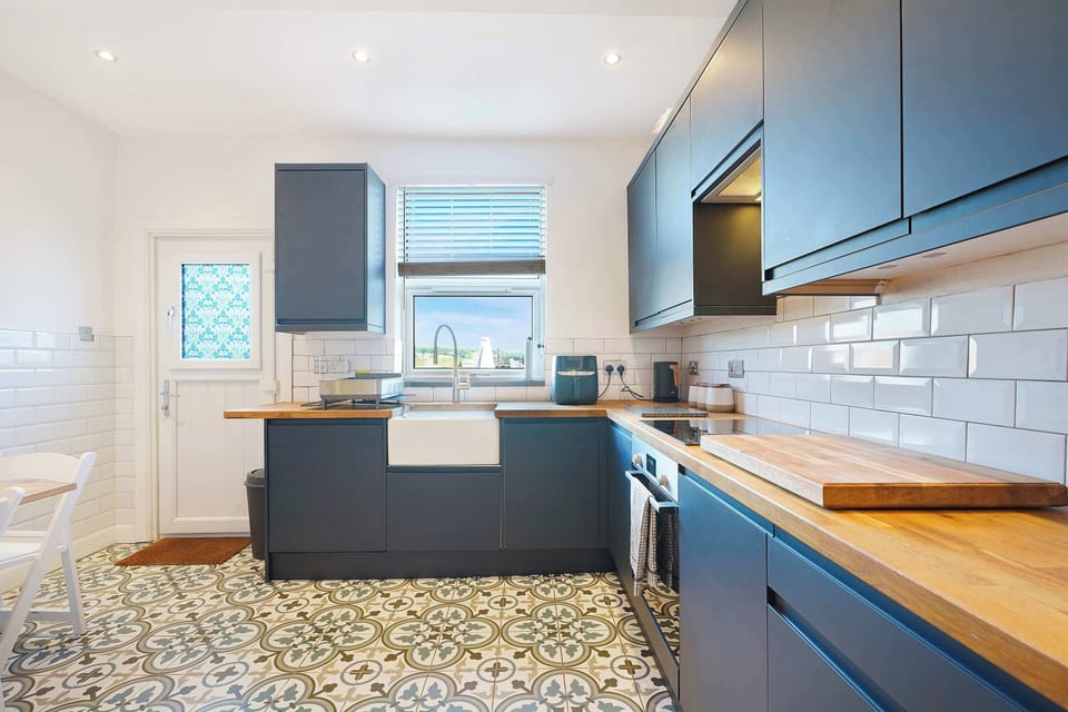 From quick breakfasts to full family meals, this well-equipped kitchen has you covered. It includes an oven, hob, dishwasher, air fryer, and large fridge-freezer, plus ample storage, cookware, and prep space to make cooking effortless.