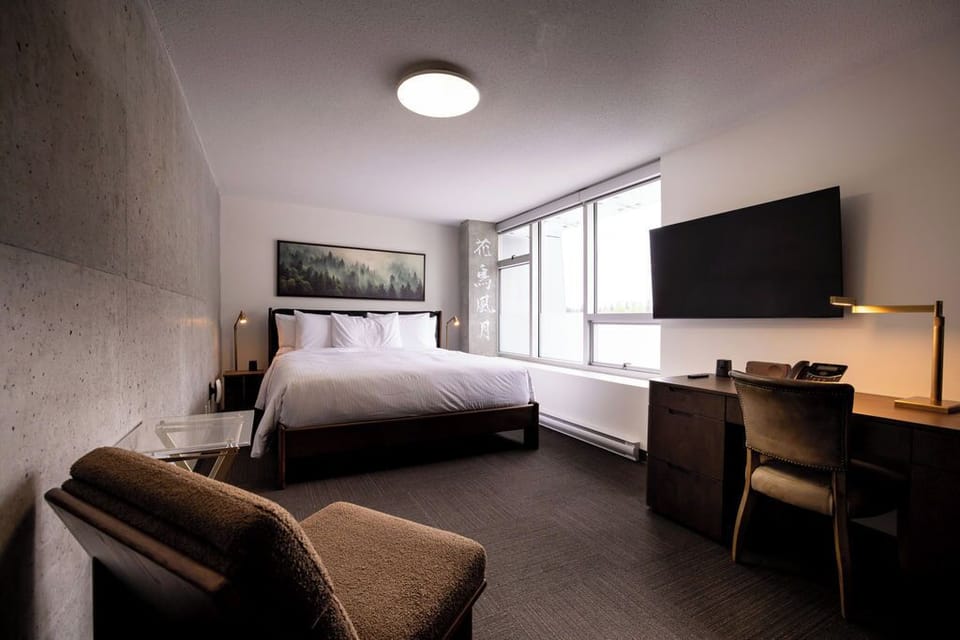 Premium bedding, down comforters, in-room safe