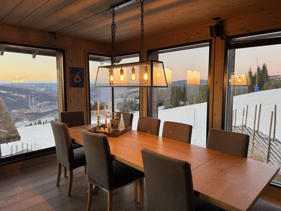 From the dining table you can enjoy the incredible view of the slopes and the mountains