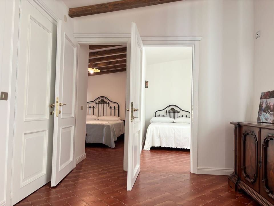 Luxury Suite, Mountain View | In-room safe, laptop workspace, soundproofing, WiFi (free)