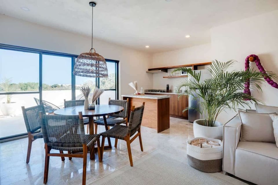 Comedor y cocina, cerca de terraza privada
