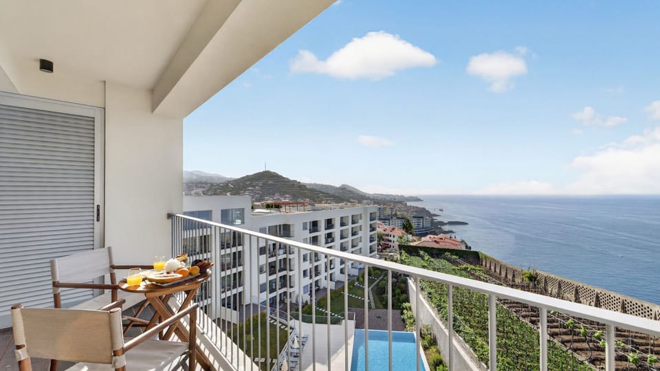Step onto your private balcony and soak in the ocean views at Luxen 7 in charming Câmara de Lobos. #OceanViewBalcony #LuxenByLovelyStay #CâmaraDeLobo