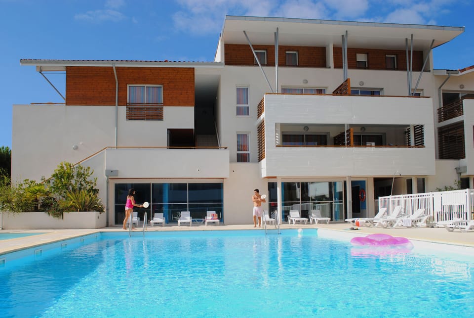 Soak up the Atlantic sunshine at the large outdoor pool, open from April through late September.