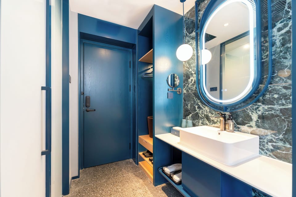Business Twin Room, City View | Bathroom | Shower, hair dryer, towels, soap