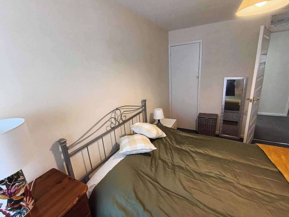 2 bedrooms, iron/ironing board, WiFi (free), bed sheets