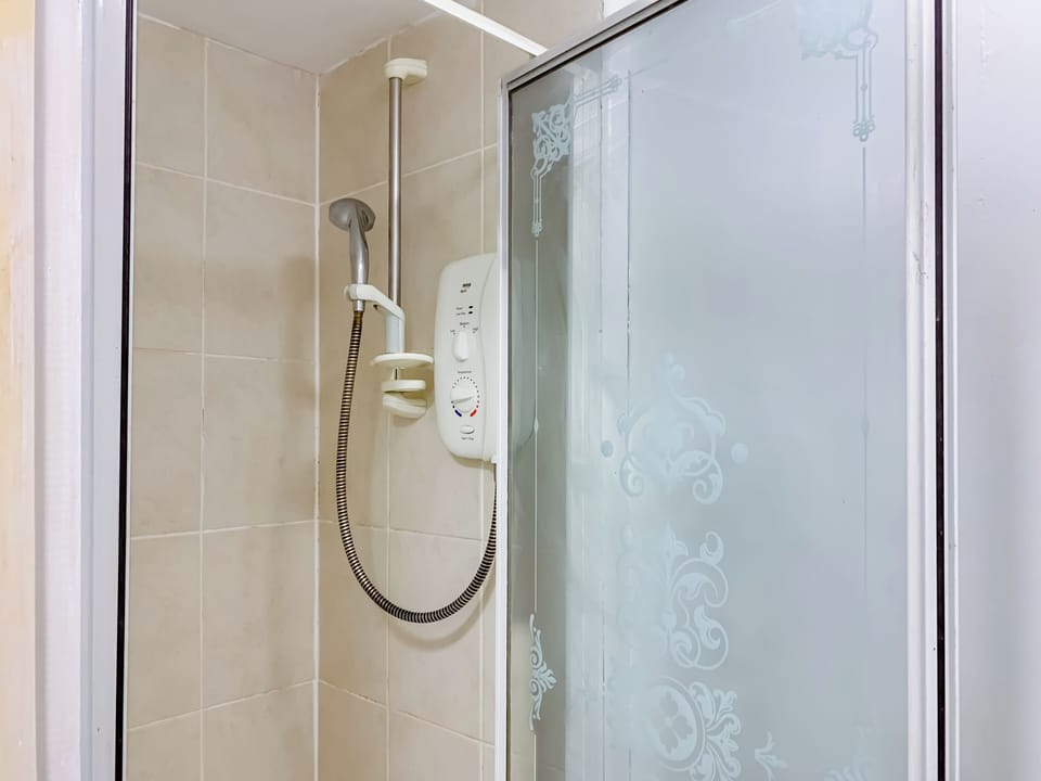 Shower, towels