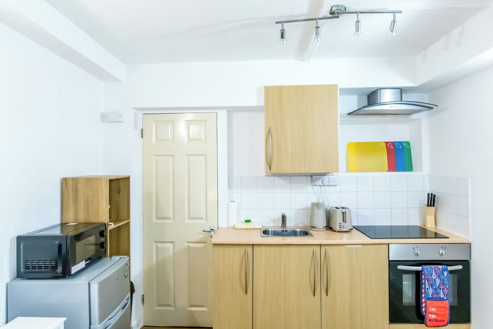 Fridge, oven, stovetop, electric kettle