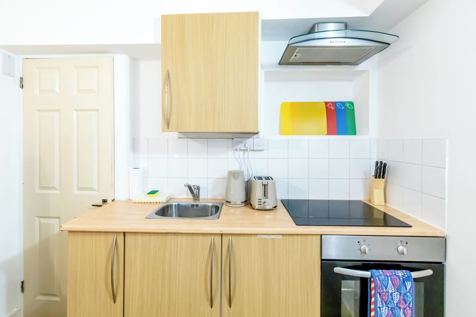 Fridge, oven, stovetop, electric kettle