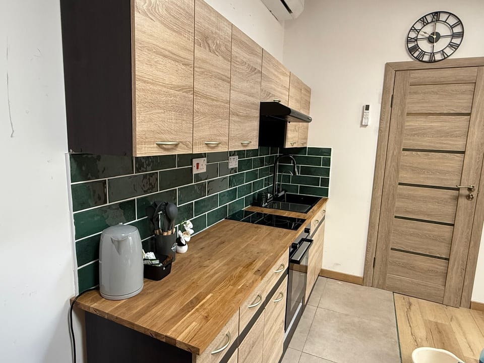 Fridge, oven, stovetop, electric kettle