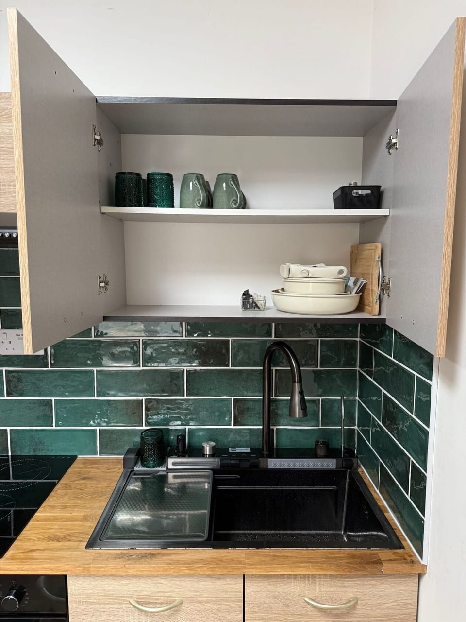 Fridge, oven, stovetop, electric kettle