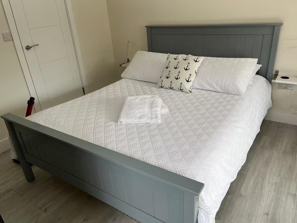 Iron/ironing board, WiFi (free), bed sheets