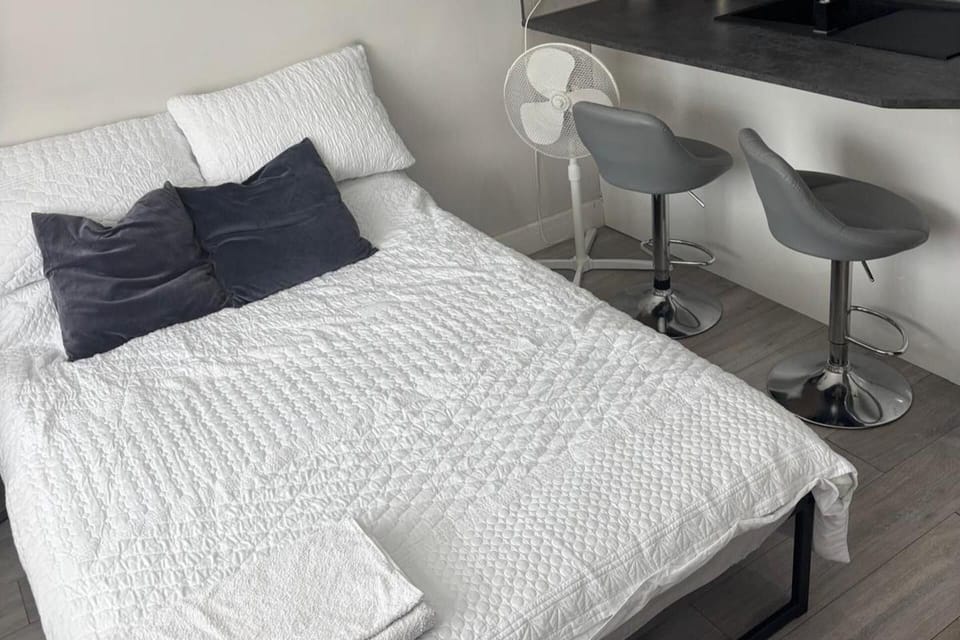 WiFi (free), bed sheets