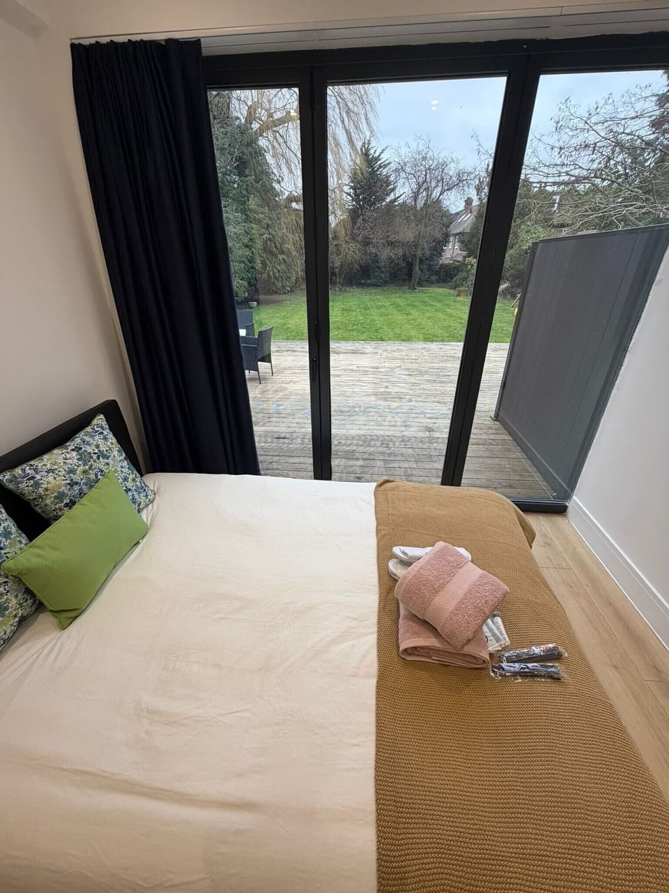 Iron/ironing board, WiFi (free), bed sheets