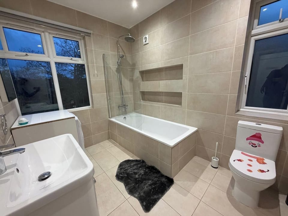 Combined shower/tub, deep soaking tub, hair dryer, towels