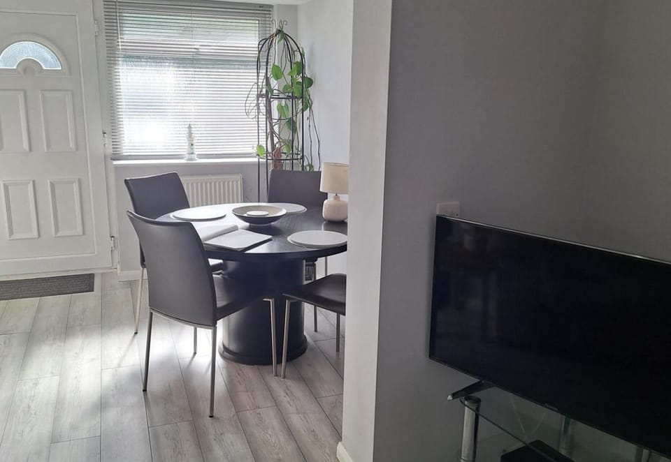 Studio Sleeps 2 - Pets Welcome - Enclosed Garden Apartment in Bognor Regis