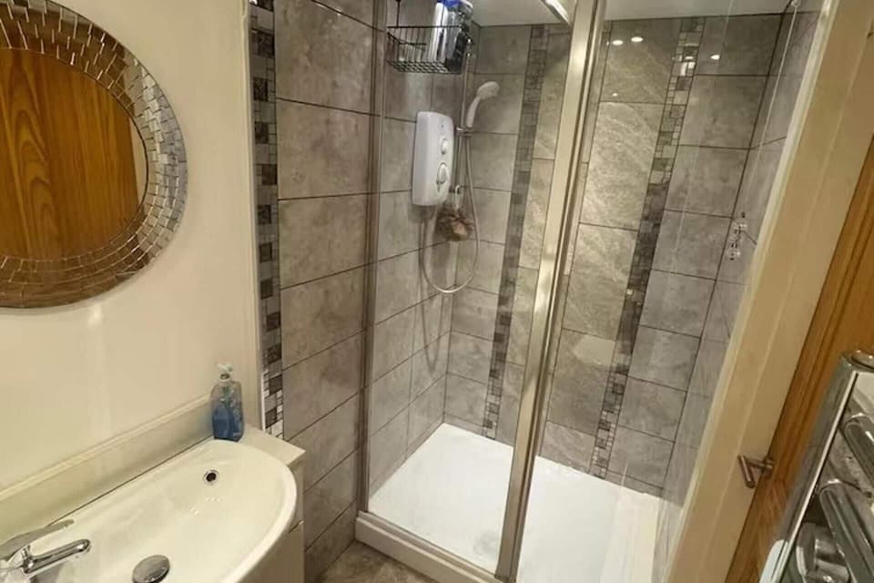 Shower, towels