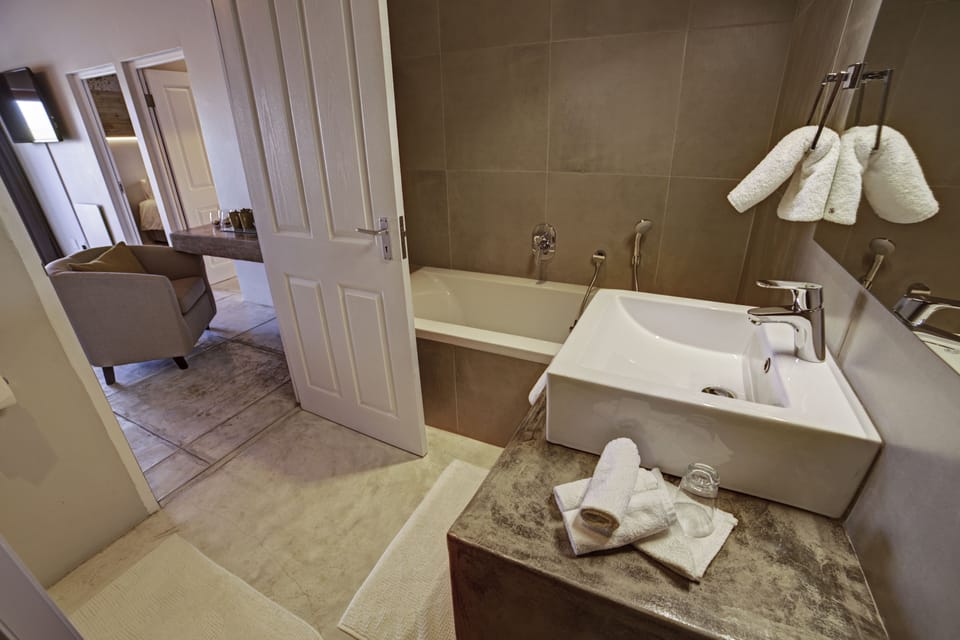 Family Room, 2 Bedrooms | Bathroom | Free toiletries, hair dryer, towels, soap