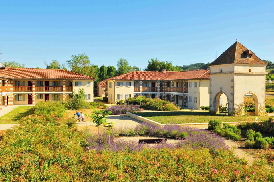 Landscaped gardens wind through the grounds, a green retreat steps from Nérac's medieval centre.