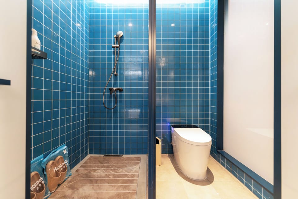 Superior Double Room | Bathroom | Shower, hair dryer, towels, soap