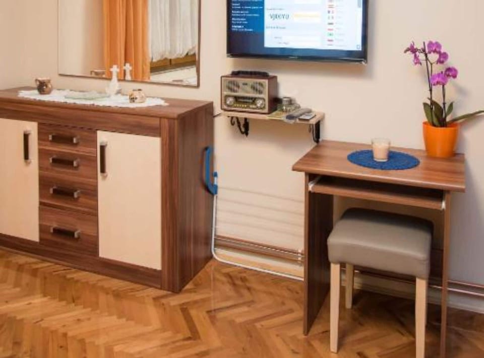Twin Room (Twin Room With Shared Kitchen And Bat) | Property amenity