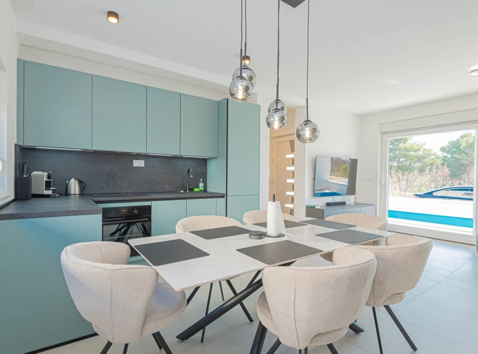 Villa (Three Bedroom Villa with Outdoor Swim) | Dining room