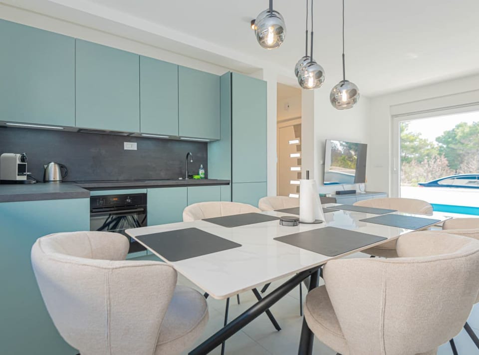 Villa (Three Bedroom Villa with Outdoor Swim) | Dining room