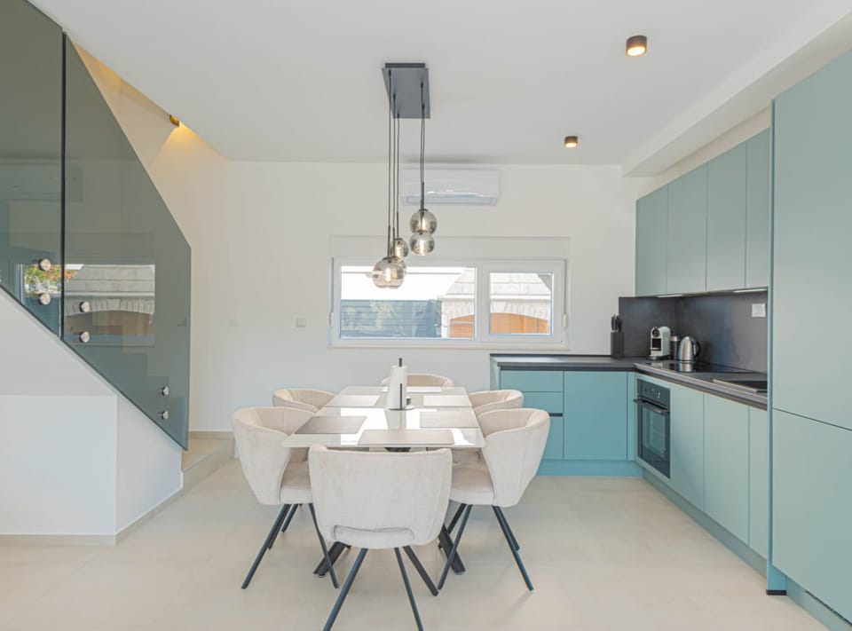 Villa (Three Bedroom Villa with Outdoor Swim) | Dining room