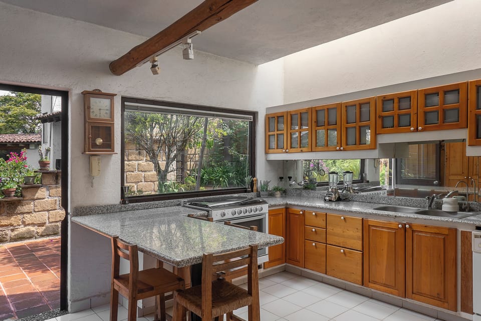 Family Cottage, City View | Private kitchen