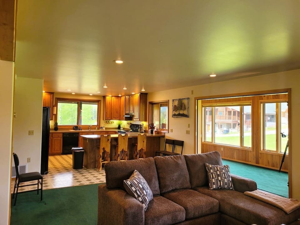Open kitchen/living room area