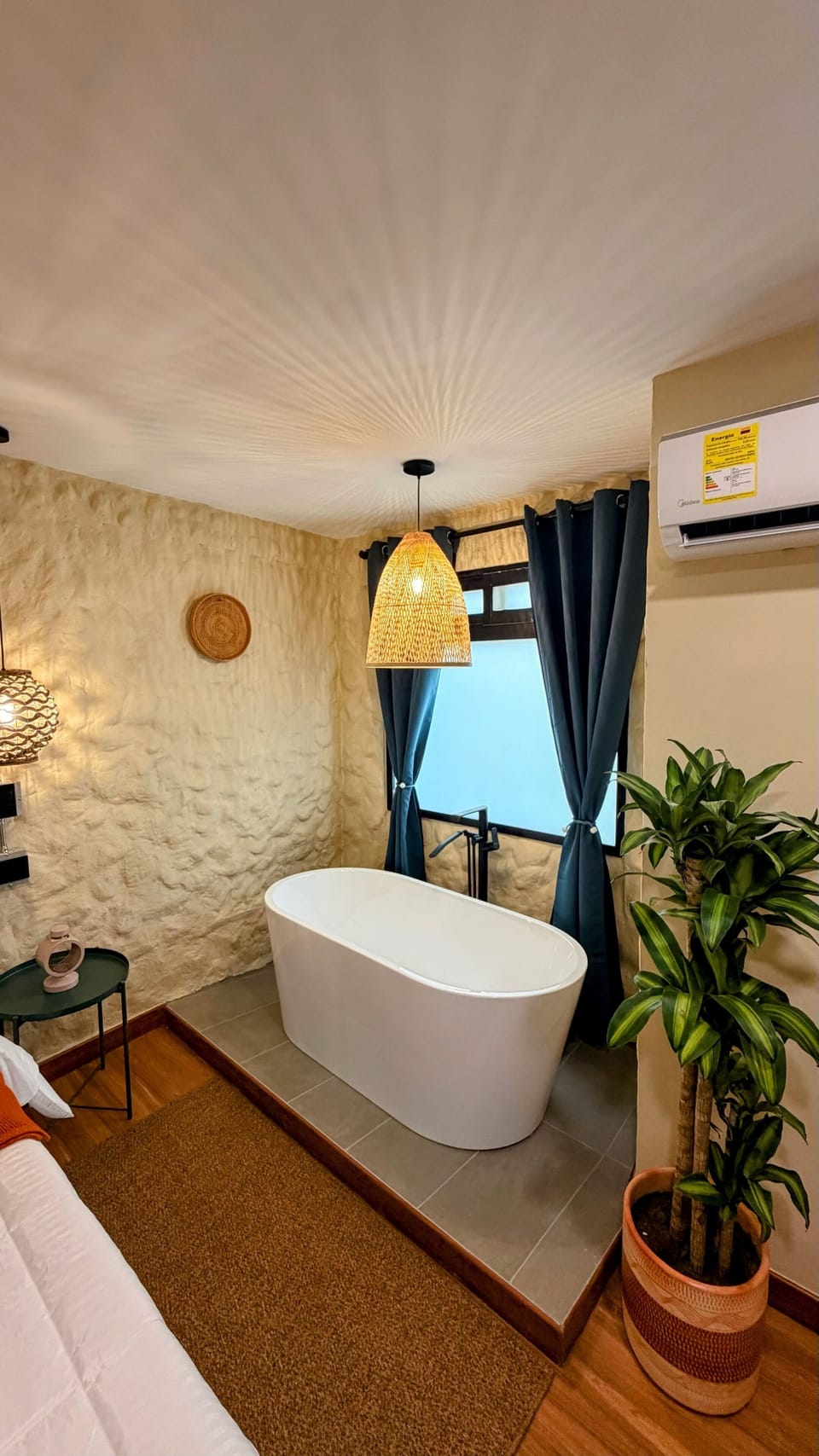 Deluxe Double Room, Hot Tub | Bathroom | Hair dryer, towels, soap, shampoo