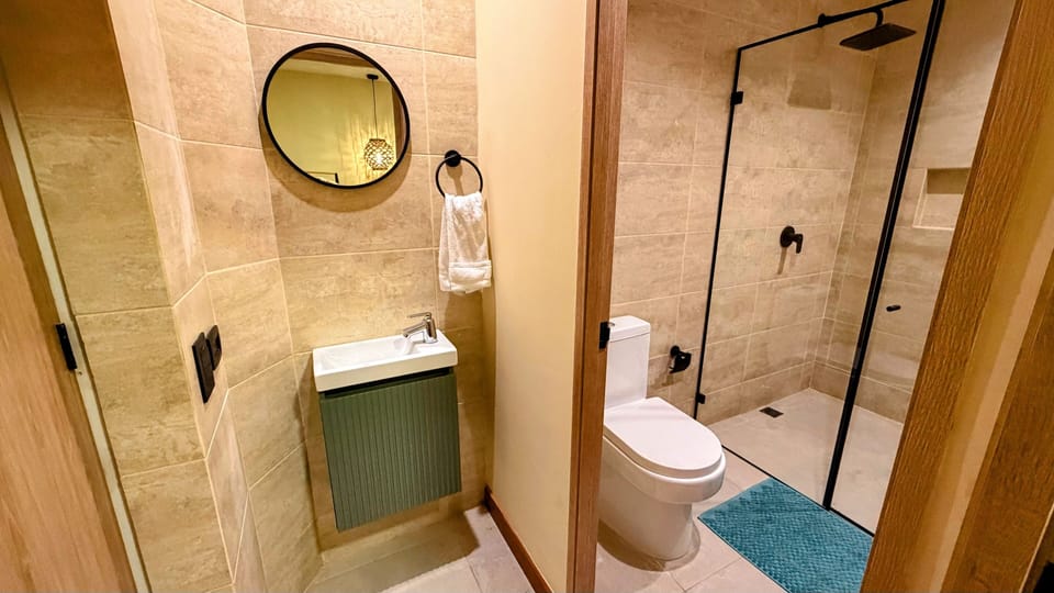 Standard Double Room | Bathroom | Hair dryer, towels, soap, shampoo