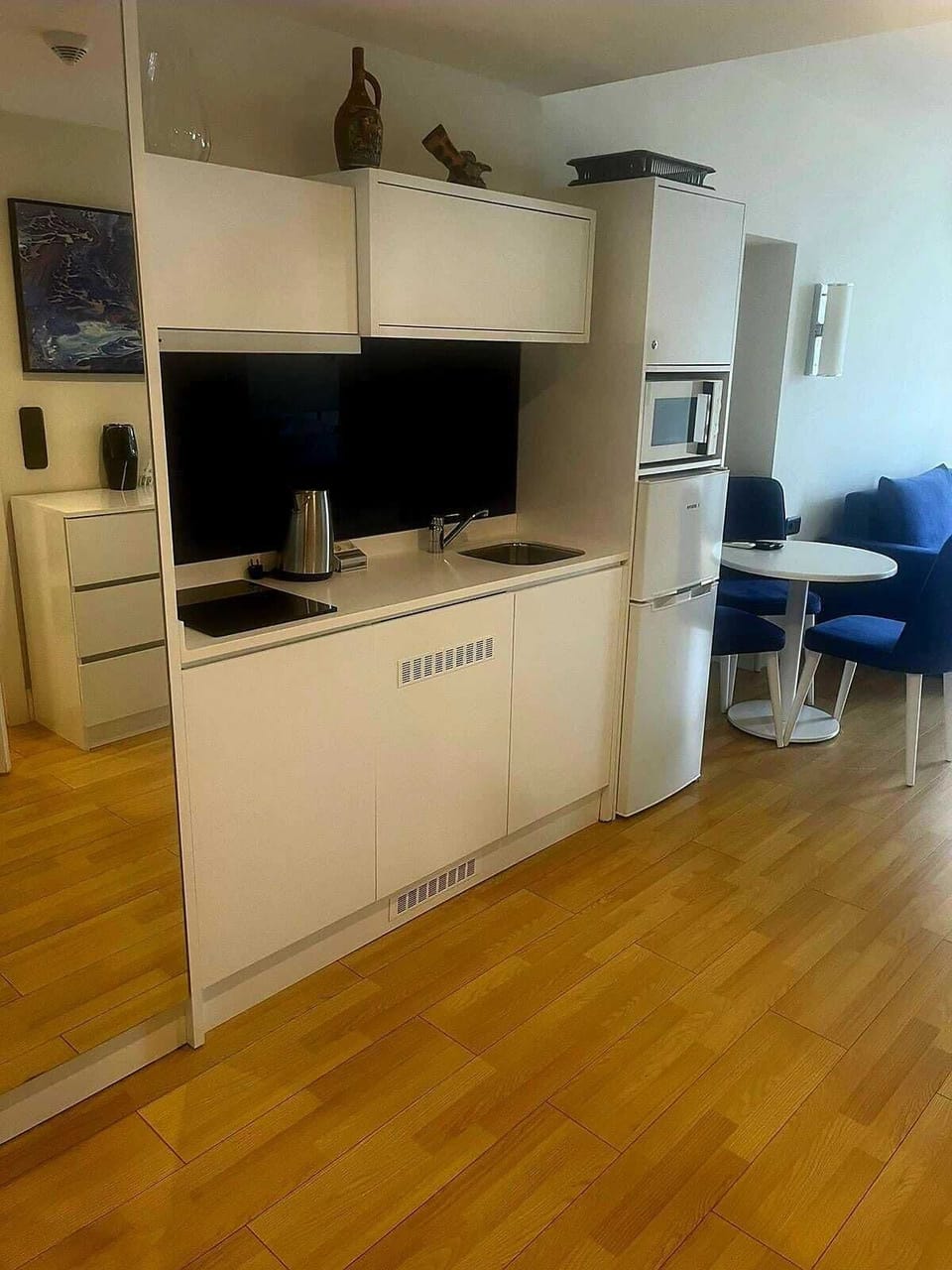 Fridge, cookware/dishes/utensils, dining table