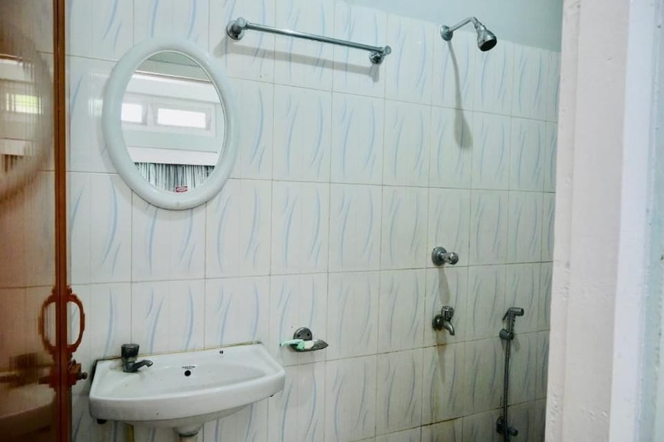 Comfort Double Room | Bathroom | Shower, free toiletries, towels, soap