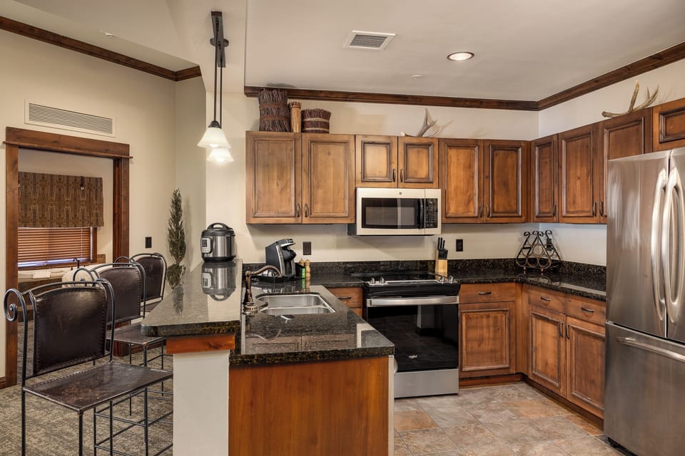 Fully equipped kitchen for home cooked meals | Main Level