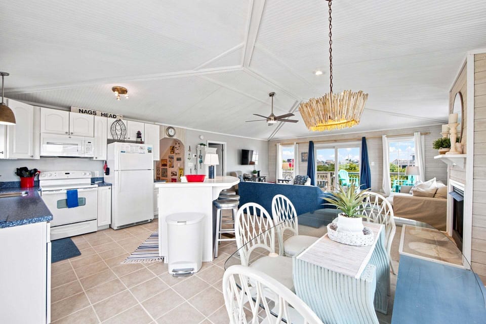 SNH433: Peek-A-Boo-I-Sea-U | TL Dining Area - Seating for 6, Deck Access