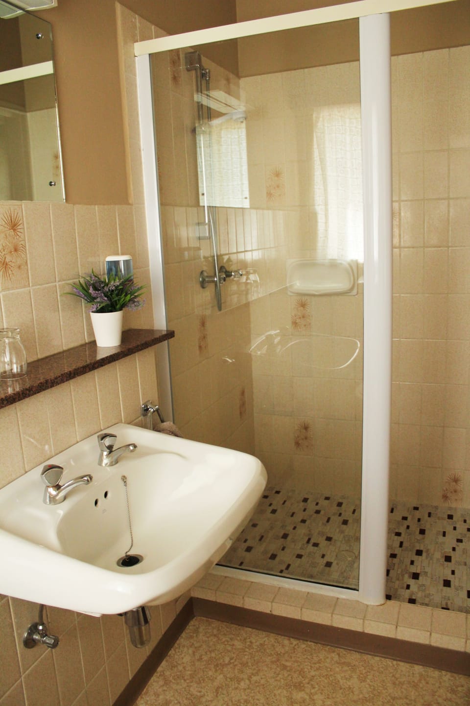 Standard Room, 1 Queen Bed | Bathroom | Shower, free toiletries, hair dryer, towels