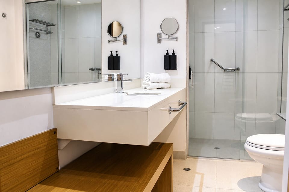 Superior Room, City View | Bathroom | Hair dryer, towels, soap, shampoo