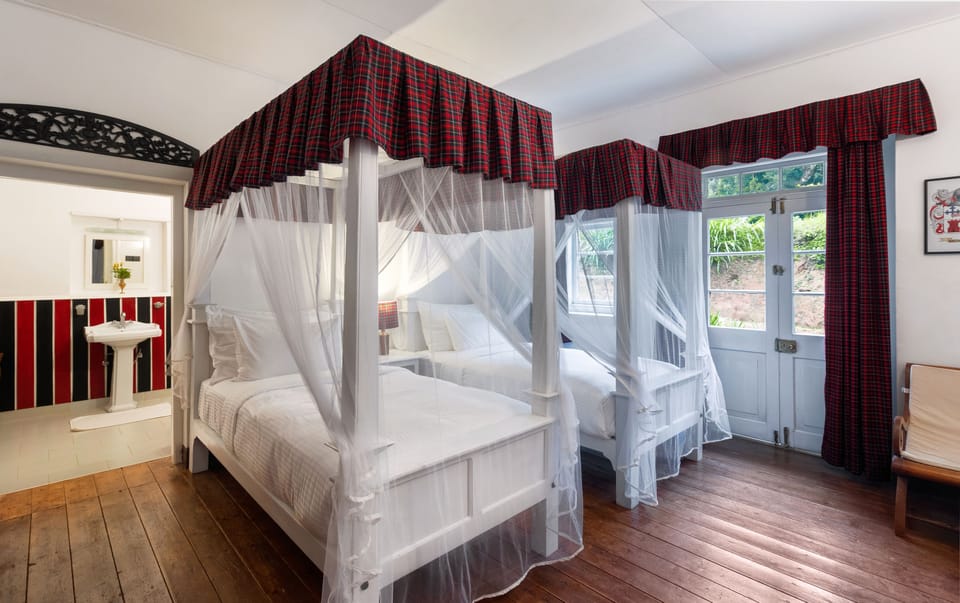 Twin Room | In-room safe, desk, WiFi (free), bed sheets