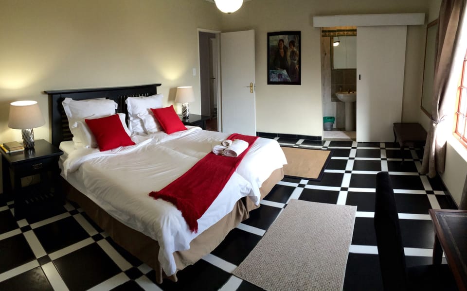 King/twin room | Premium bedding, desk, free WiFi, bed sheets